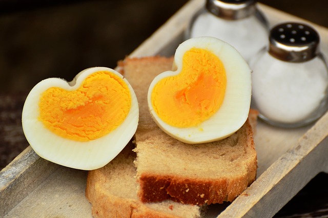 vařené vejce a chléb.jpg